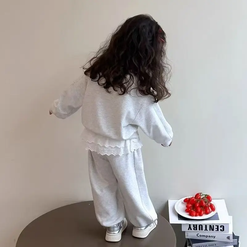 2026 Herbst Kinder Mädchen Kleidungssets Spitze Langarm Süße Schleife Sweatshirt+Hose 2-teiliger Freizeitanzug für Kinder – Detail 2