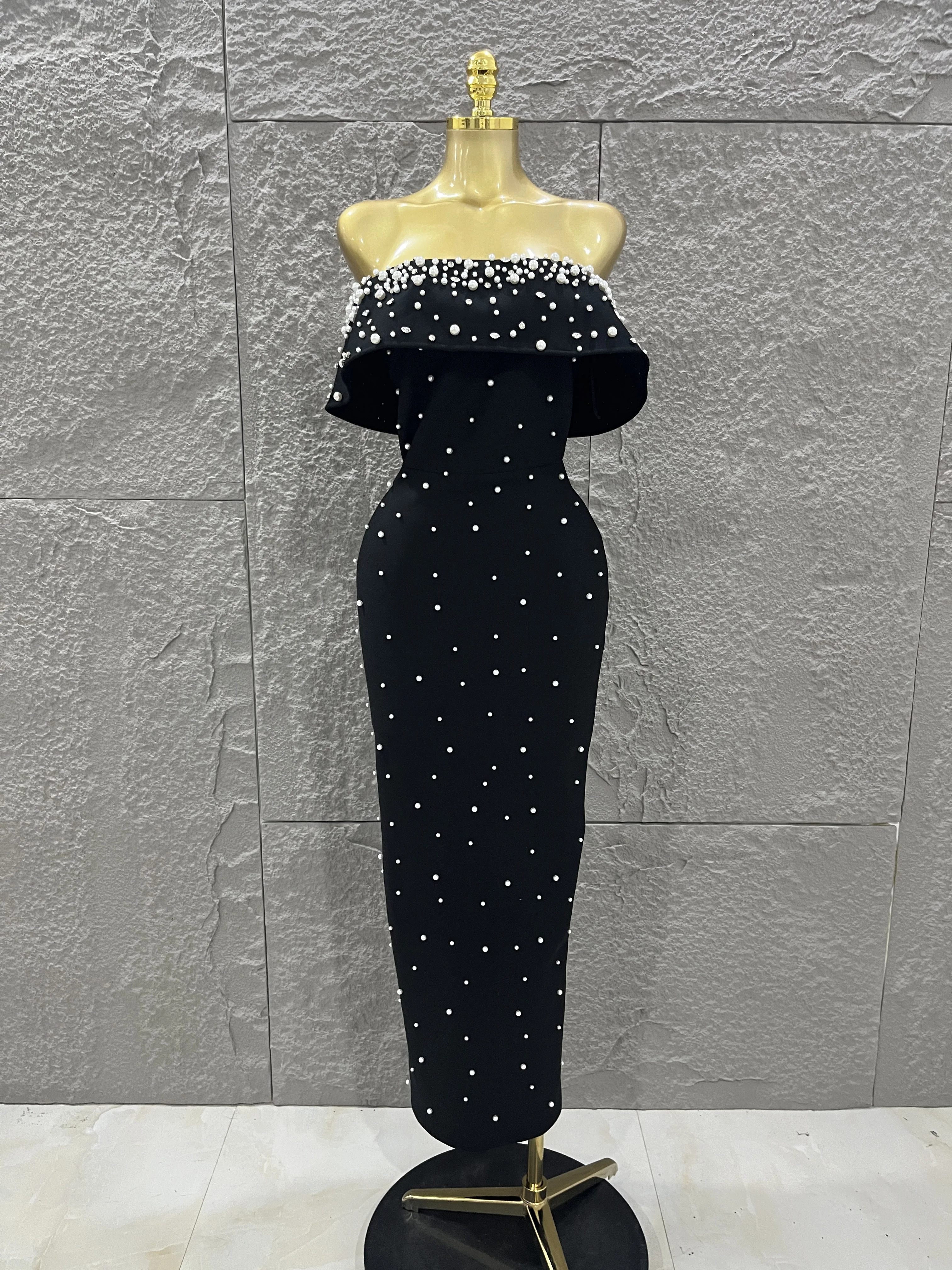 luxueux-sexy-epaules-denudees-perle-perlee-midi-moulante-sans-manches-dos-nu-robes-elegantes-soiree-discotheque-cocktail-fete