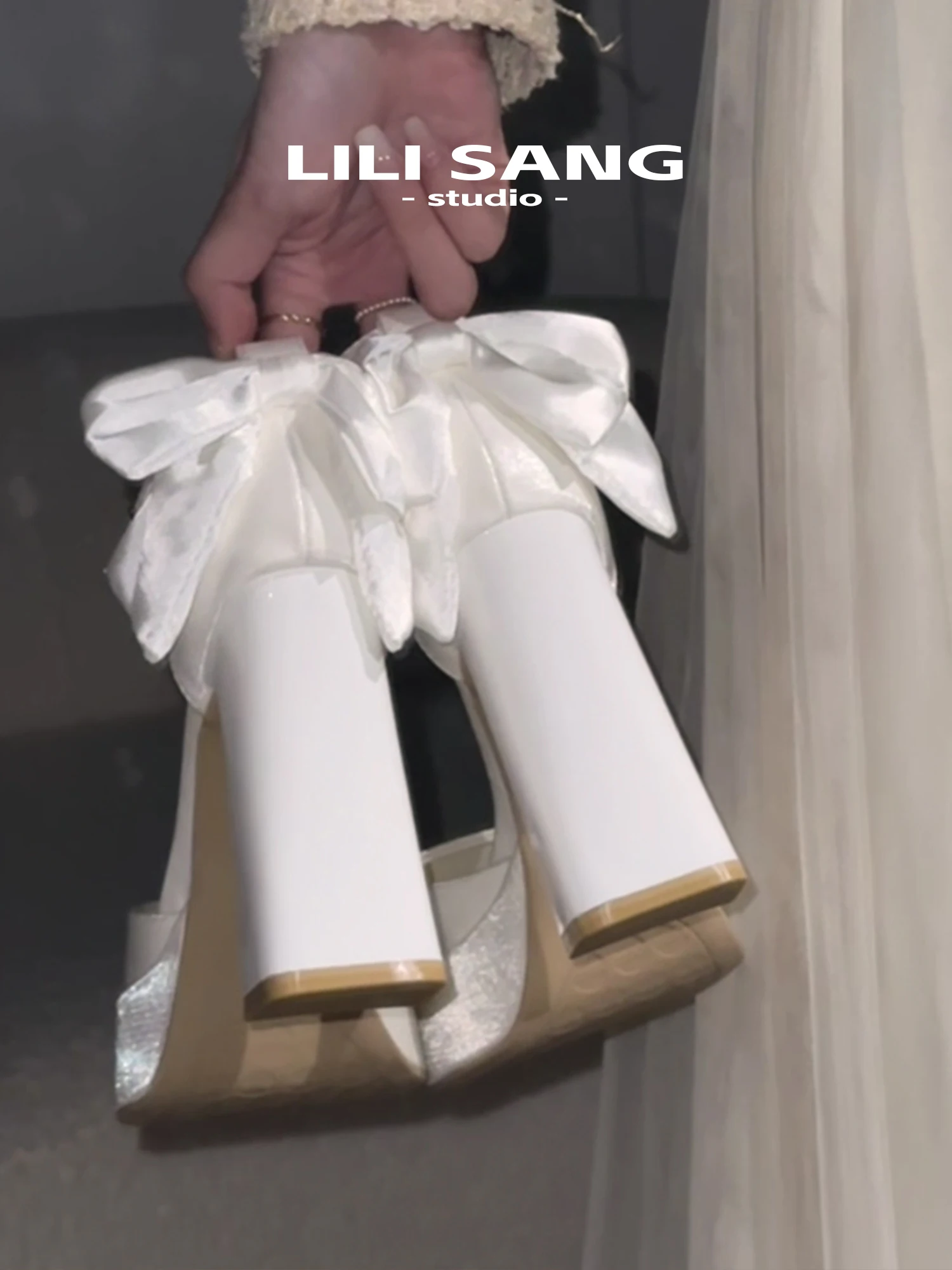 scarpe-da-sposa-lili-sang-impermeabili-con-plateau-e-tacco-alto-in-raso-comode-stile-francese-con-nodo-bianche