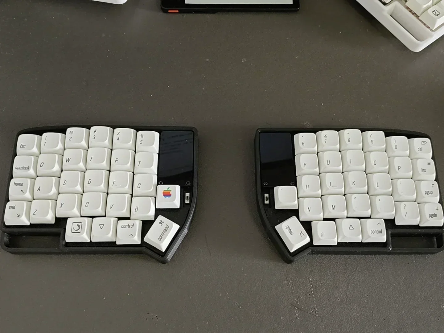 

Комплект разделенной клавиатуры Lily58 на заказ, беспроводная горячая замена, программирование VIA, 15-слойная раскладка, эргономика для MX Switch, разделенная клавиатура для геймера