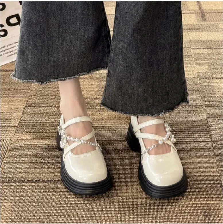 Scarpe Mary Jane con suola spessa per le donne 2024 Nuovi mocassini con fibbia dolce Catena di perle Punta rotonda Abito con plateau Scarpe Lolita