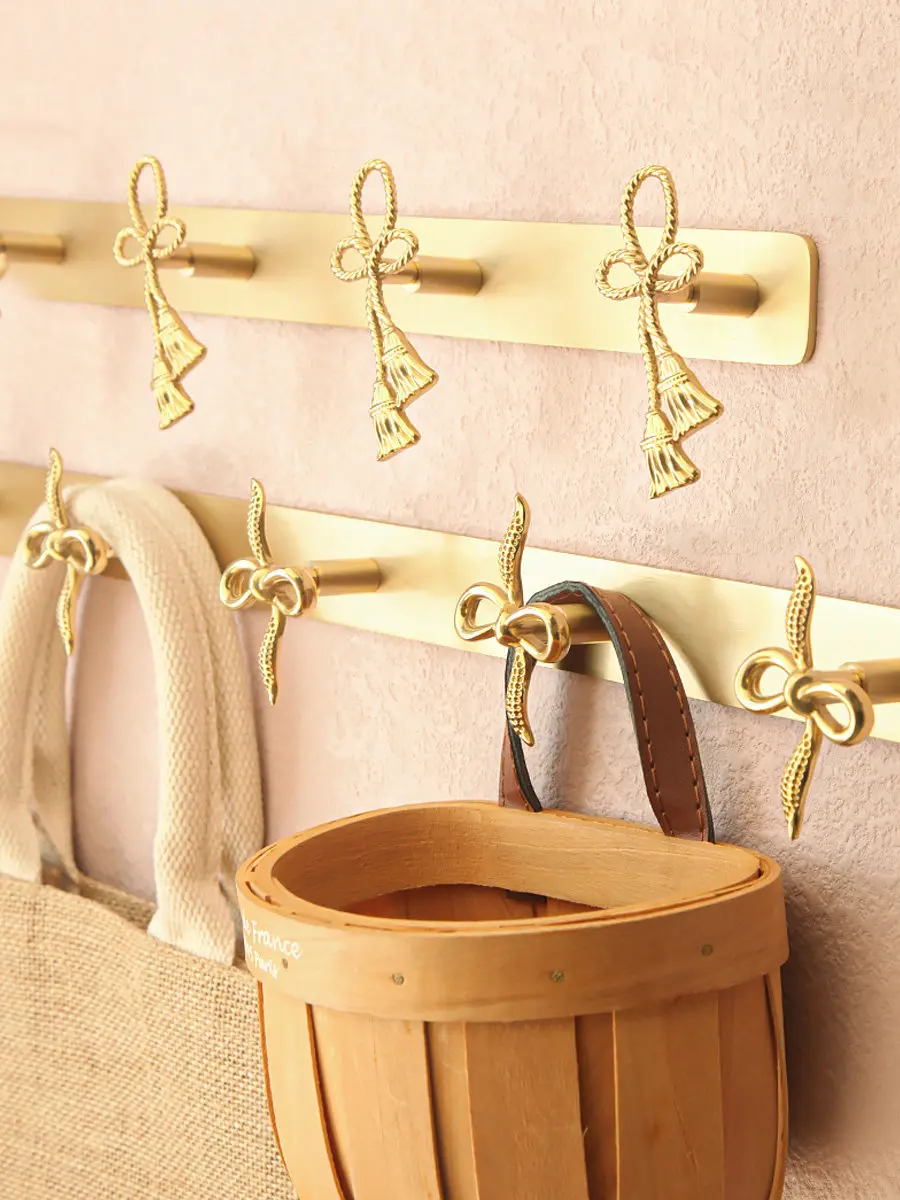

Brass hook for entering the door, wall hanging on the entrance wall, creative clothes and hats hanging hook behind the door