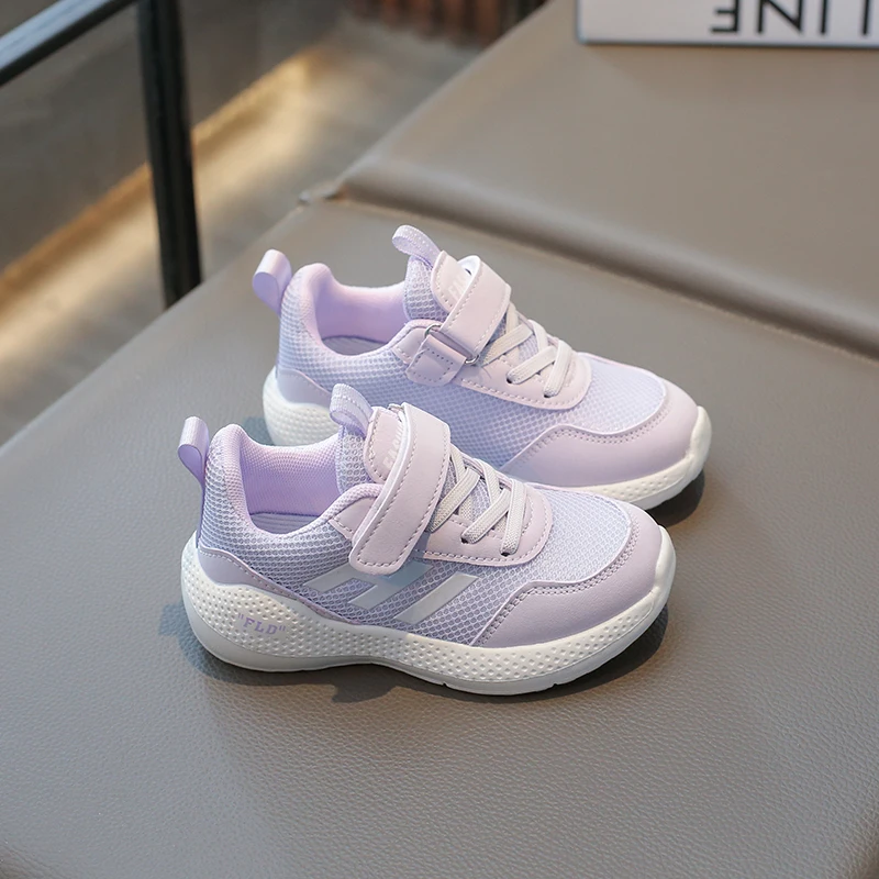 

A pair of children's sports shoes, with a spacious toe box, a non-slip and anti-slip sole, and a Velcro designYY-2023-1