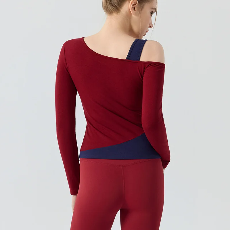 تي شيرت رياضي بأكمام طويلة مع وسادة صدر بألوان متباينة بدون أكتاف للياقة البدنية للنساء