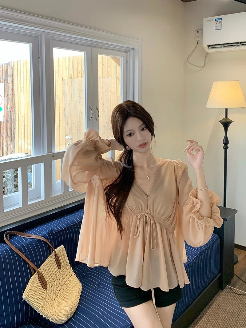 

Женская осенняя новинка: свободная блузка с V-образным вырезом и плиссировкой, цвет абрикосово-розовый, большие размеры, длинный рукав, комфортная и дышащая.