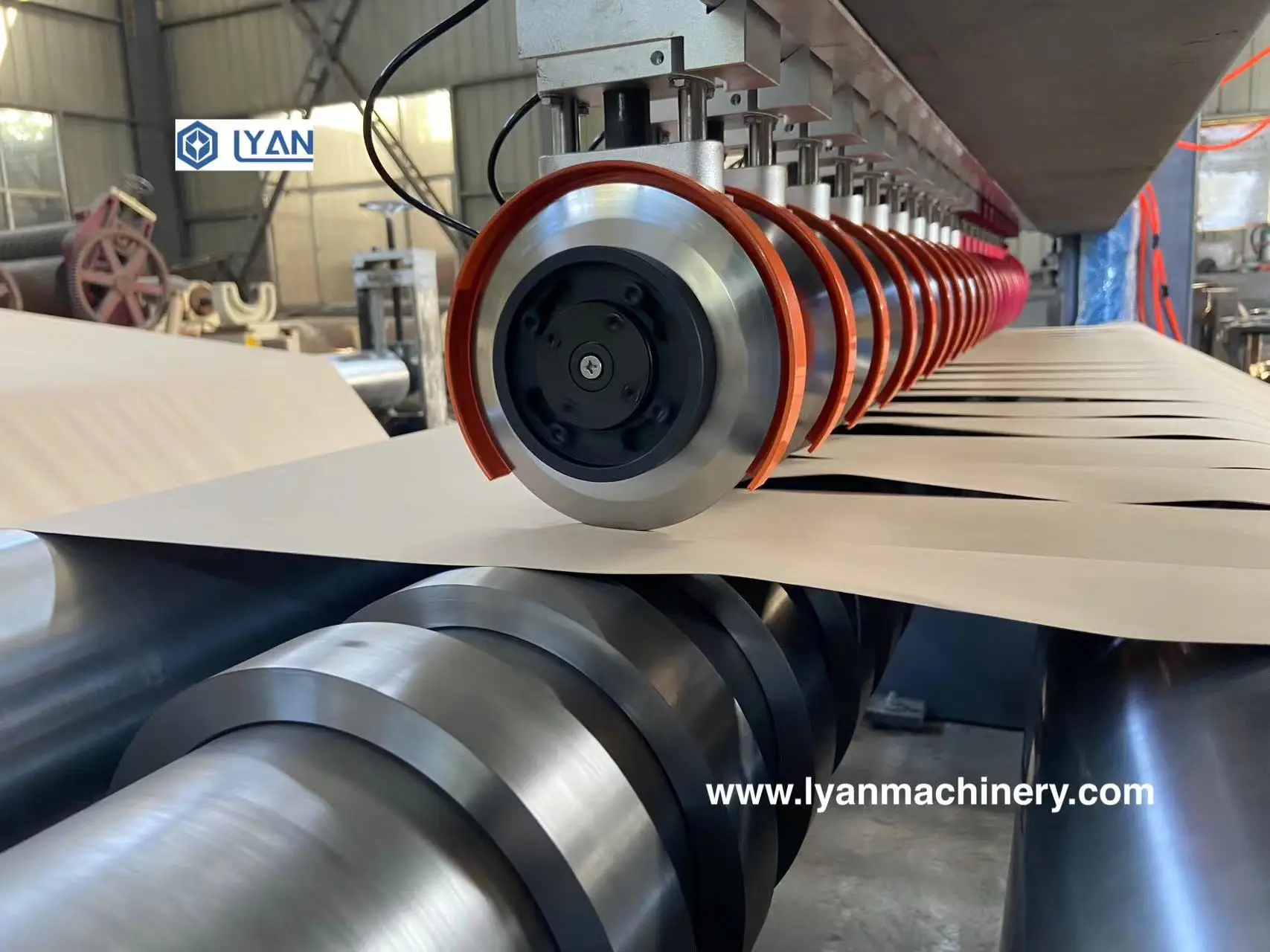 Máquina rebobinadora para cortadora de rollos de papel