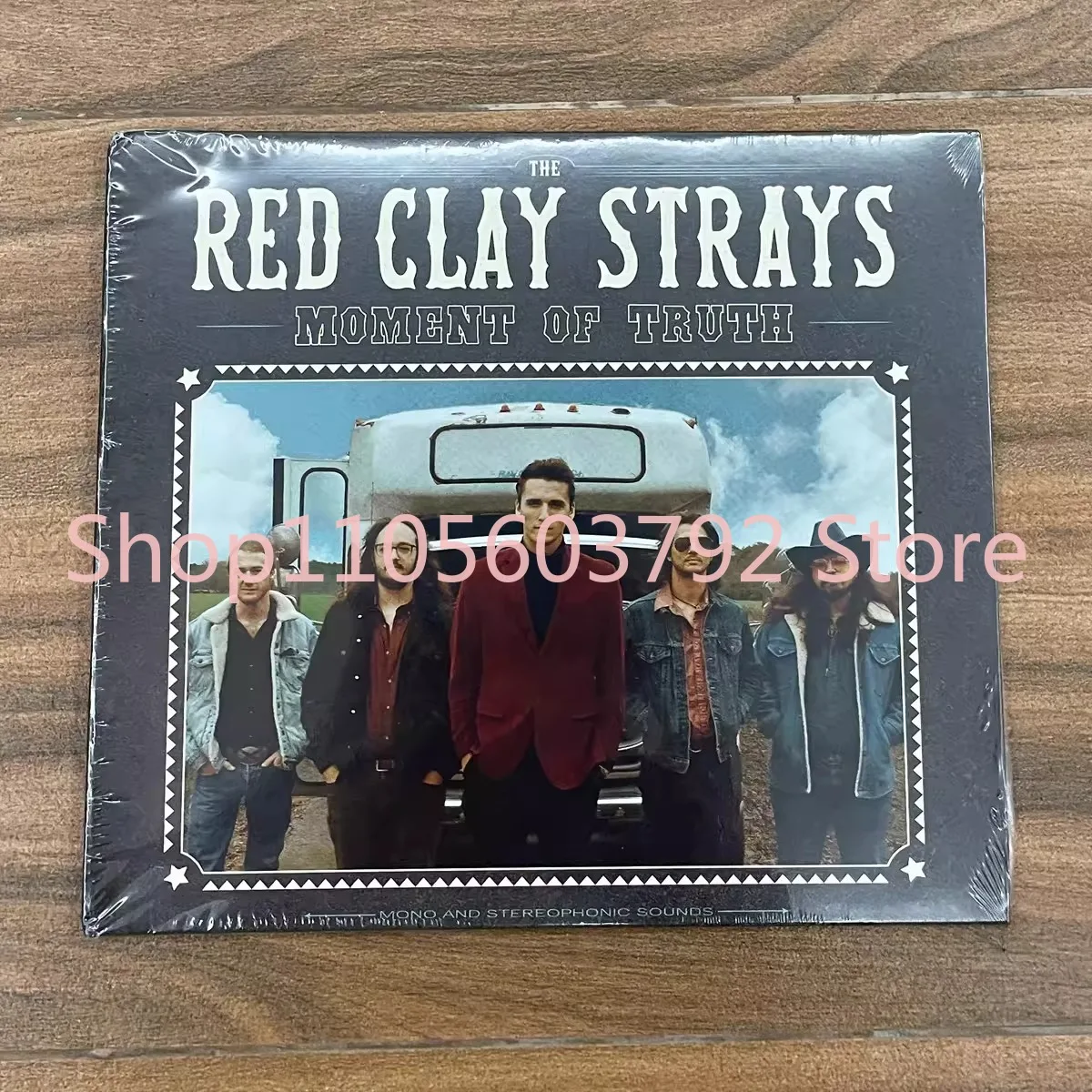 The Red Clay Strays Moment of Truth – Album studio Country & Southern Rock avec images de groupe rustiques pour les fans et les collectionneurs dévoués