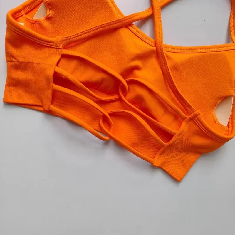 Schöner Yoga-Sport-BH mit offenem Rücken, dünnen Trägern und Kreuzriemen am Rücken, hochelastischer, atmungsaktiver BH, stoßdämpfend, ideal zum Laufen, für Pilates und Training. – Detail 4