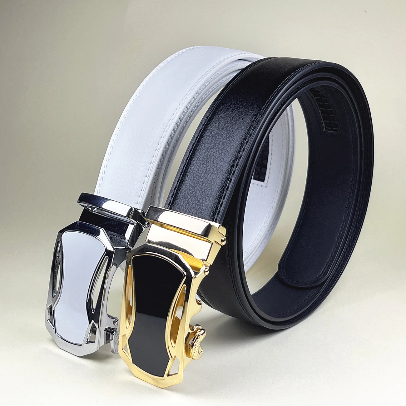 2025 اللون الأبيض أنيقة الرجال النساء للجنسين أحزمة جلدية حقيقية التلقائي مشبك العلامة التجارية الفاخرة أحزمة الذهب عالية الجودة