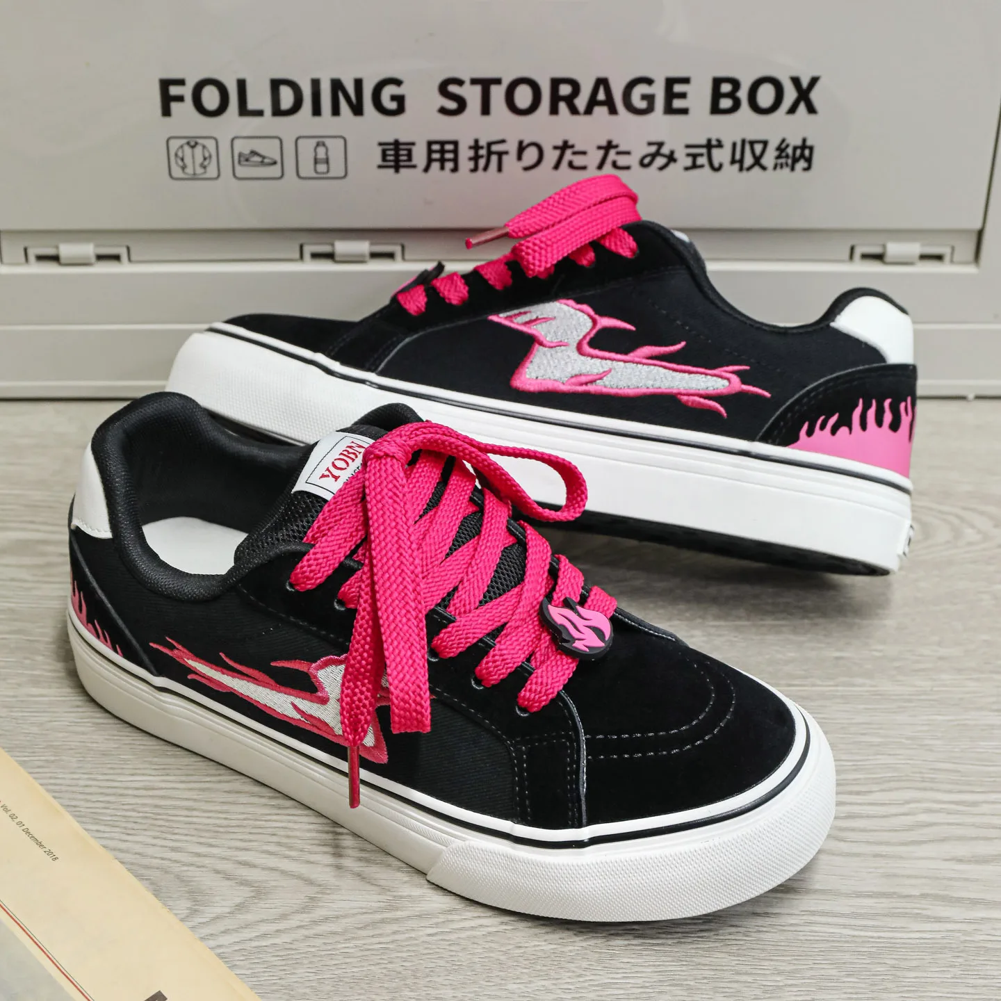 

Y2K Flame Skate Shoes Men Black Canvas Sneakers Pink Laces Streetwear Low Top Casual Shoes Female Vulcanized Shoes