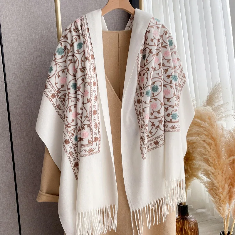 Nowy kaszmirowy szal z haftem – Woven Scarf Blanket recenzja i cena