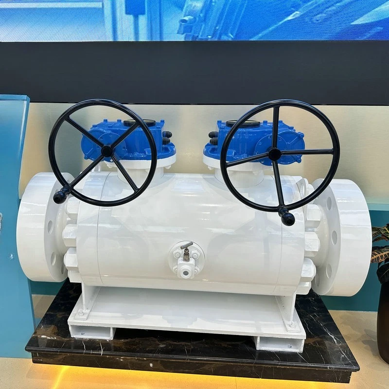 Zawór kulowy ze stali nierdzewnej z kołnierzem, dwurzędowy, dwustronny, z podwójną ochroną przed uszkodzeniami.