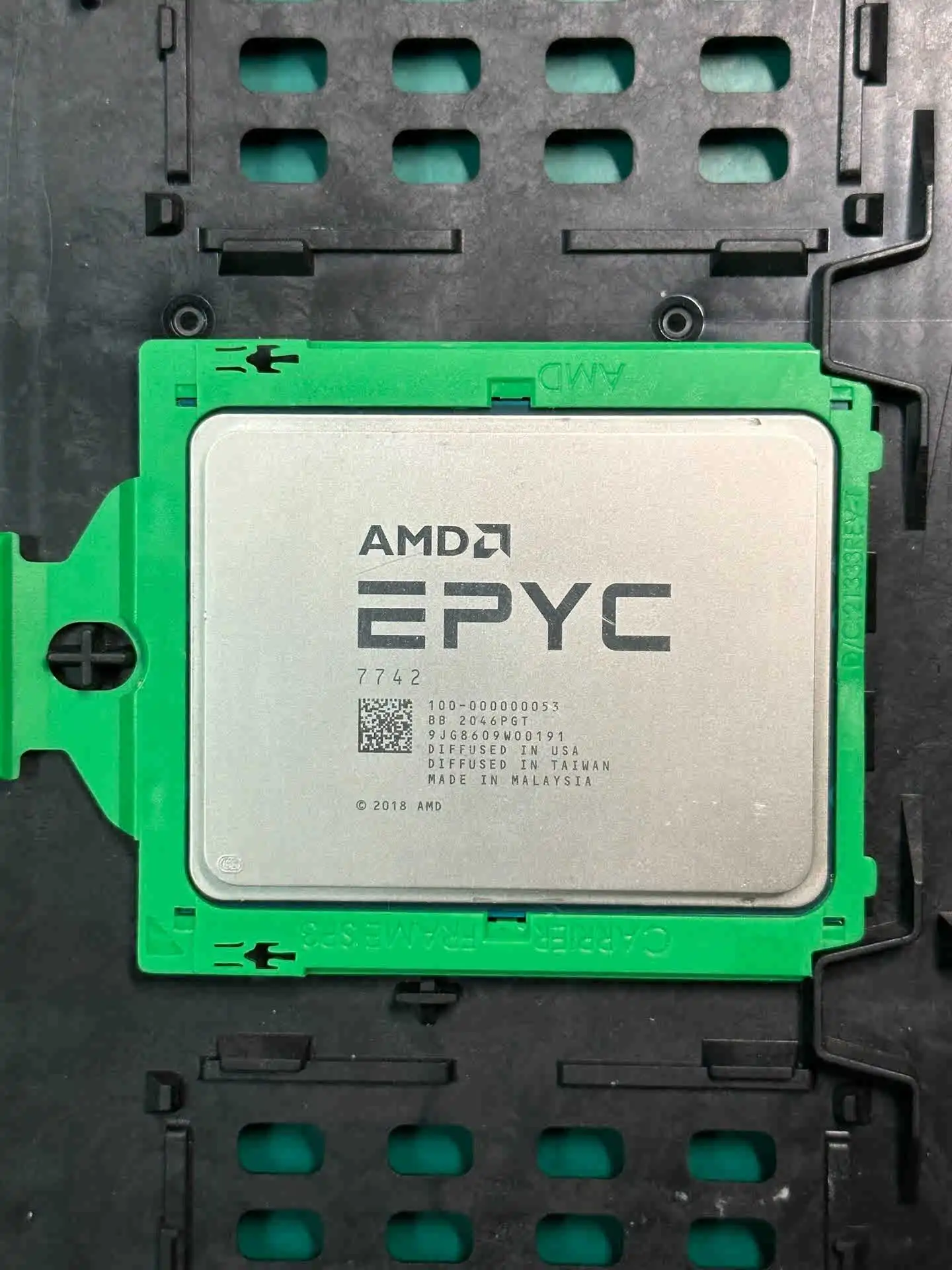 ไม่มีผู้ขายล็อก AMD epyc 7702 7742 7H12 7662 7763 7713 64คอร์โปรเซสเซอร์เซิร์ฟเวอร์ CPU สำหรับเมนบอร์ด epyc