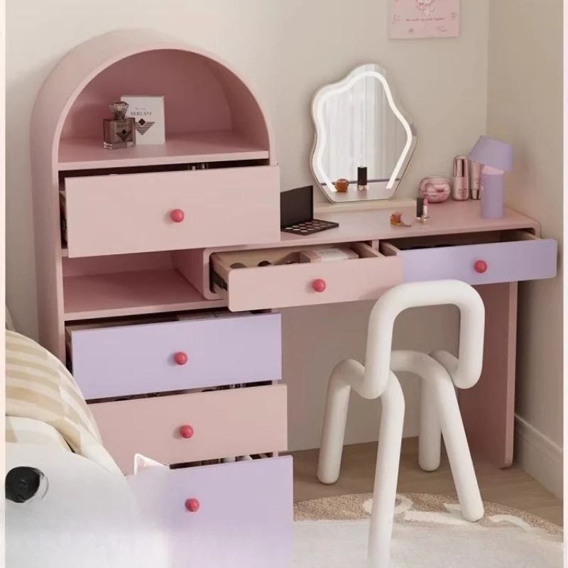 

Розовый туалетный столик с ящиками и интегрированным зеркалом, в стиле французской комодной мебели, для макияжа и хранения, в стиле «допаминовый» дизайн