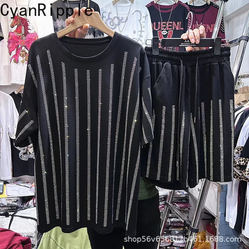 

Новый комплект из двух предметов для женщин Весна-Лето 2026: блестящая футболка с вертикальными полосами и стразами, свободного кроя, с коротким рукавом + шорты с эластичным поясом