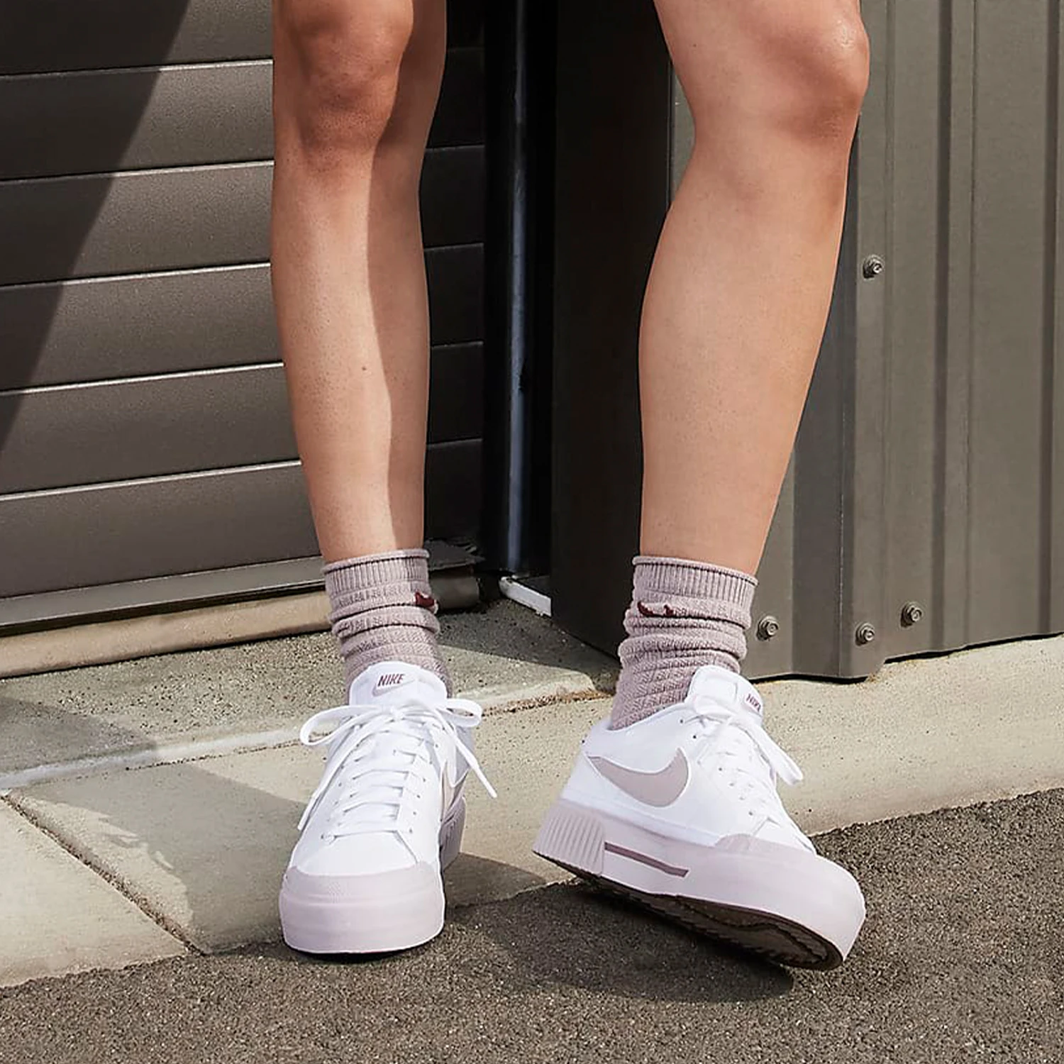 Oryginalne damskie sneakersy Nike z grubą, odporną na ścieranie podeszwą, niskie, codzienne, model DM7590-105, nowość 2024.