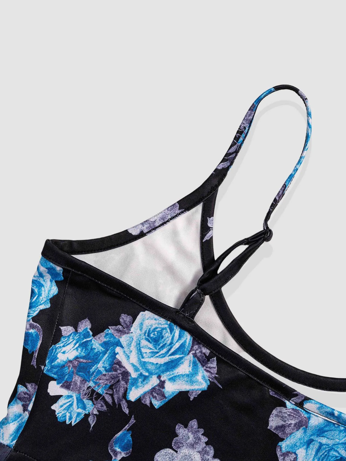 ชุดเดรสผู้หญิงแฟชั่นใหม่ สไตล์ลำลอง โชว์ไหล่และหลัง ไม่ตกเทรนด์