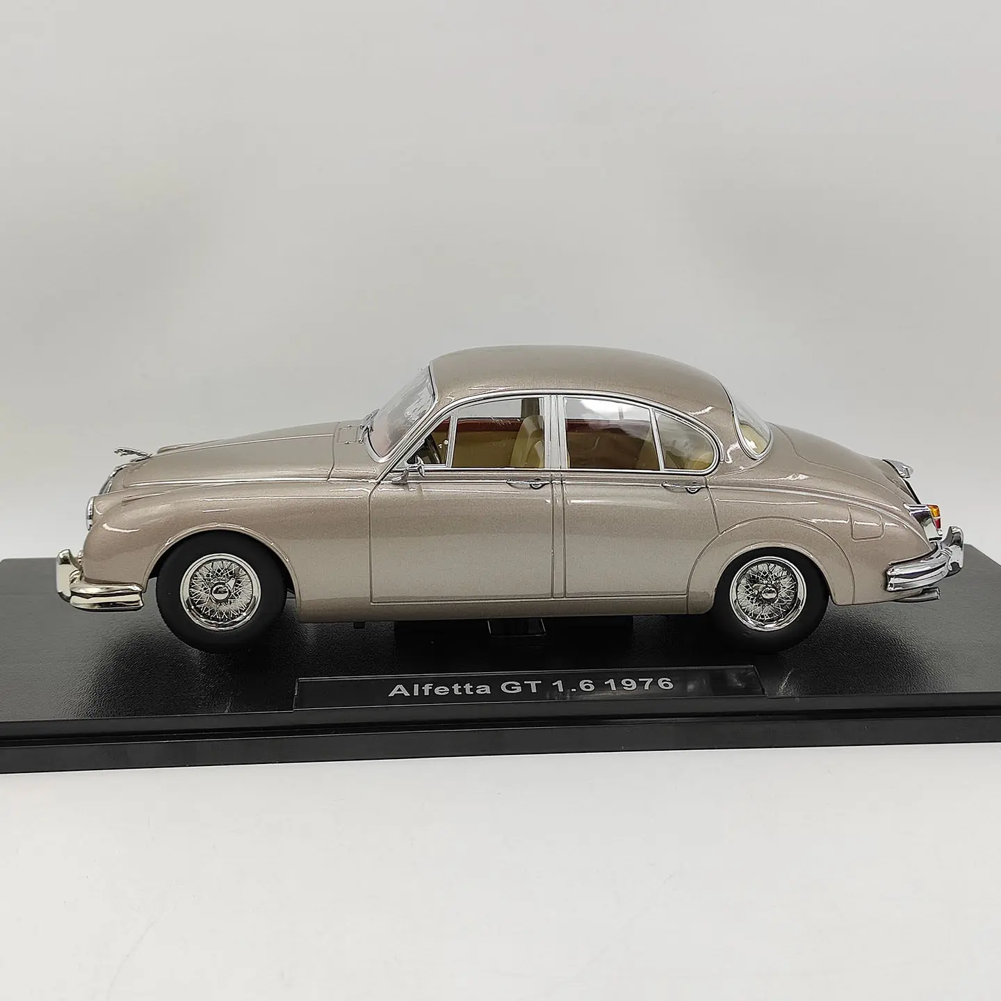 Diecast KK 1:18 Scale Jaguar Daimler MK II 3.8 1959 Interior Yellow Alloy Car Model