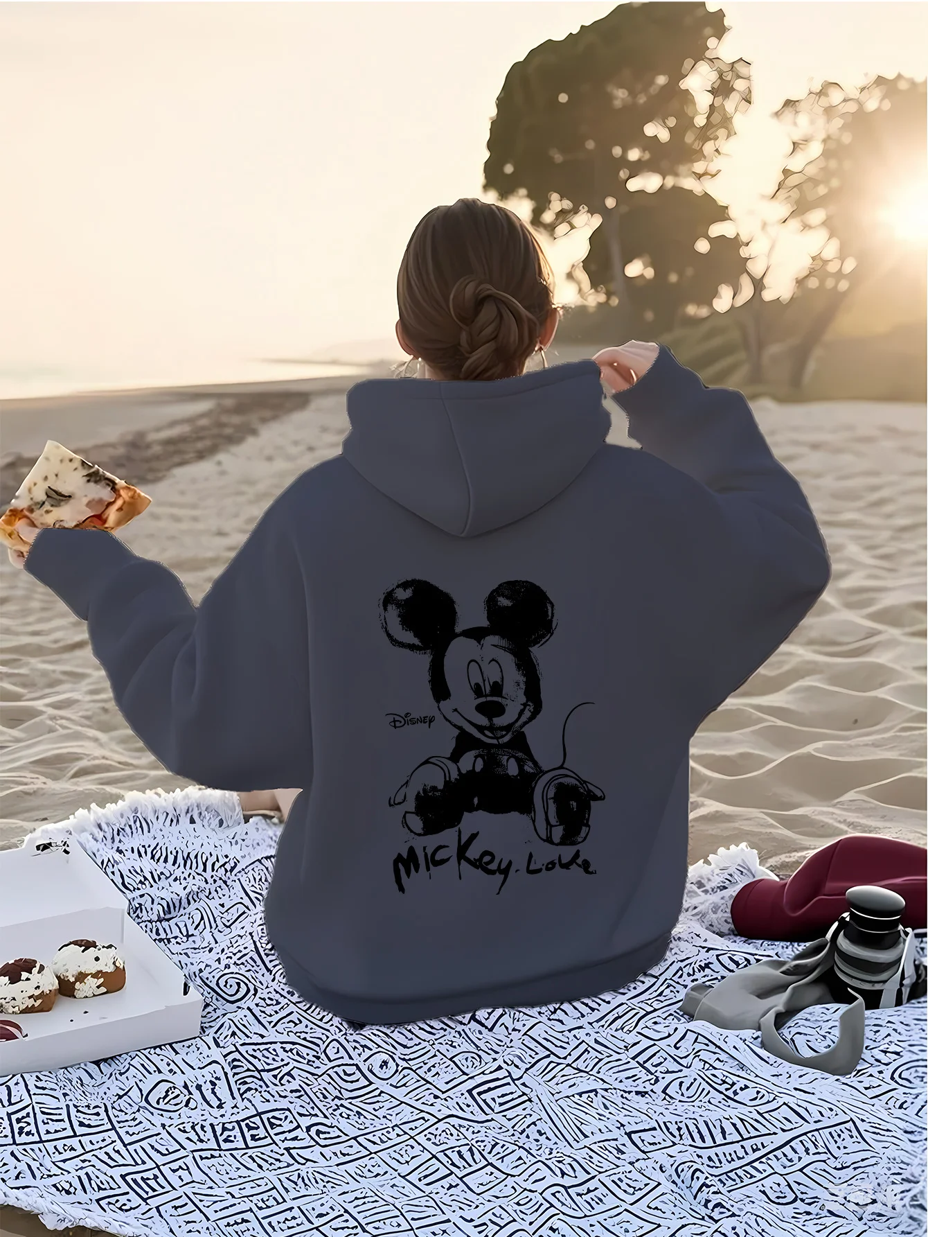 Motif 'Mickey Mouse' sous licence Disney, imprimé double face, sweat à capuche zippé avec cordon de serrage, sweat-shirt double poche.