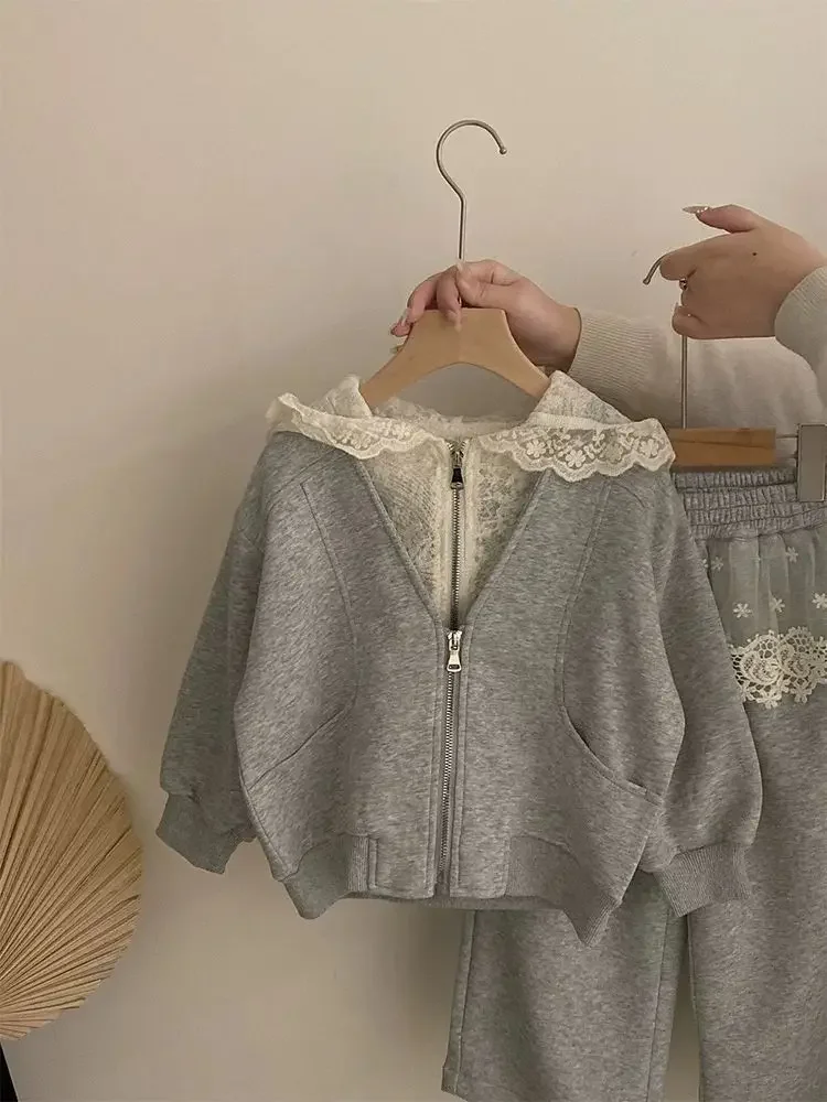 Koreanische Spitzen-Strickjacke mit Kapuze + Schürzenkleid für Mädchen – 2-teiliges Frühlings-Freizeitoutfit für Kleinkinder, weiche Alltagskleidung für Babymädchen – Detail 2