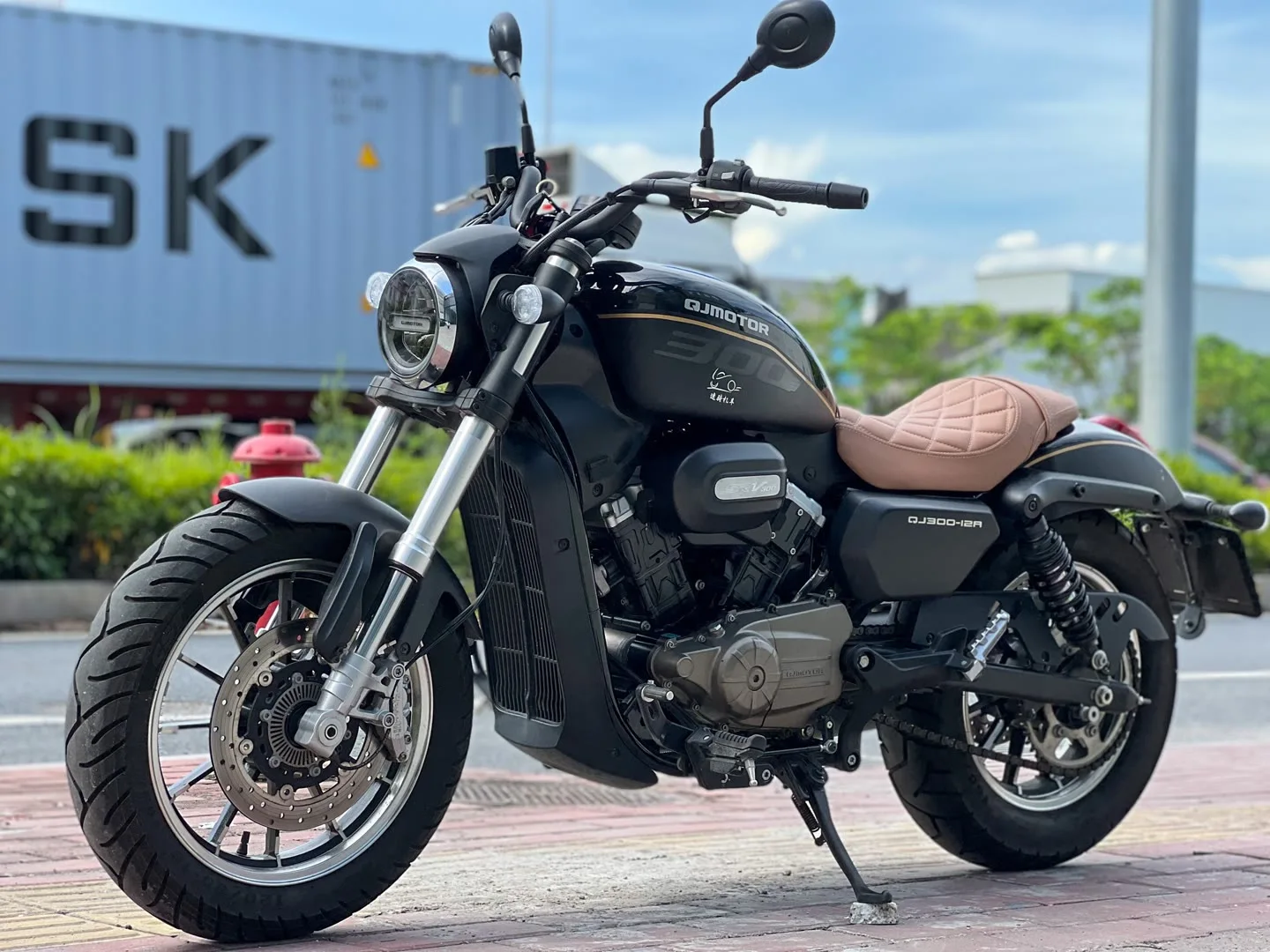 Classic Cruise 300cc SRV 300 Motorcycle 4-Stroke Engine 72v Voltage Comfortable Riding with Quick Acceleration Freedom Adventure