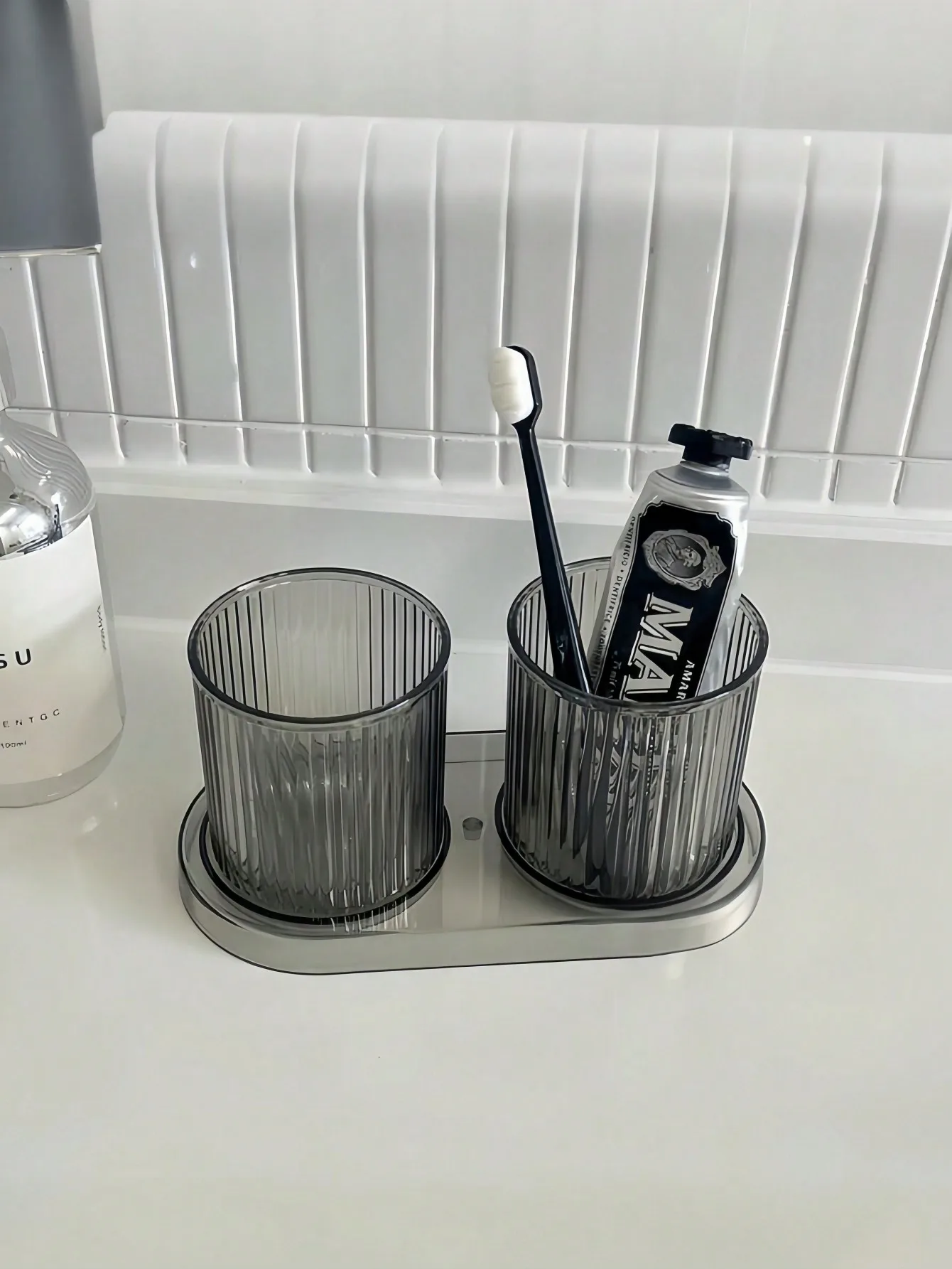 

2Pcs PET Gargle Cup & 1Pc Tray Set: Modern Bathroom Storage & Decor for Mouthwash & Brushing