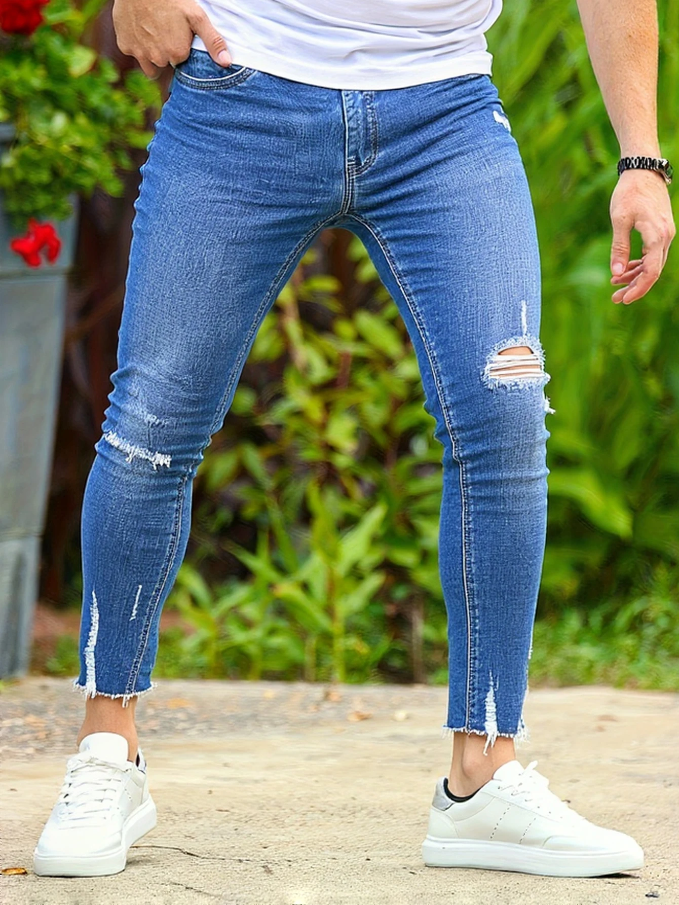 

Мужские светло-голубые потертые джинсы скинни, с уникальными потертыми краями, контуровкой формы тела, легким созданием тренда.