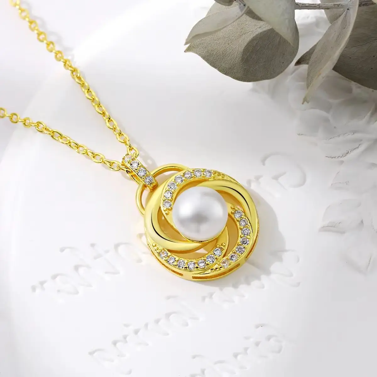 

Hengsheng 2025 New Shell Pearl Pendant Necklaces 45cm Length Zircon Round Rotation Necklaces Jewelry Gift for Brides Birthday