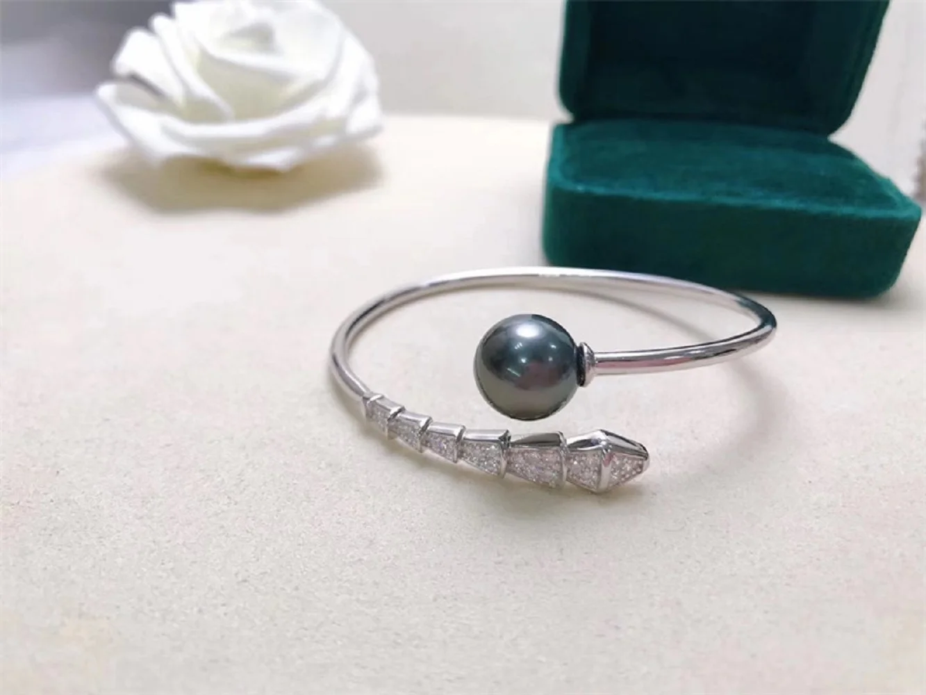 925S-Plated Snake Shaped Elastic Bracelet with Gold and Silver AAA 9-10mm 10-11mm Natural South Sea Pearls