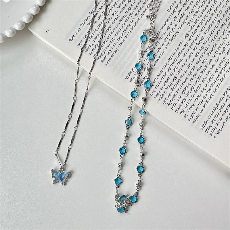 Romantische blaue Kristall-Schmetterlings-Halskette für Frauen, schlichter glänzender Zirkon-Doppelschicht-Anhänger, Choker, Schlüsselbeinkette, trendiges Schmuckgeschenk – Detail 7
