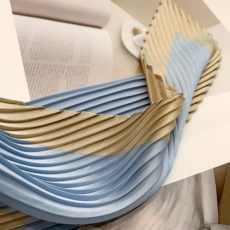 여성용 봄 여름 스카프는 주름과 인스 스카프가 있는 세련되고 심플하며 다재다능한 스카프로 스커트와 함께 착용 가능합니다.