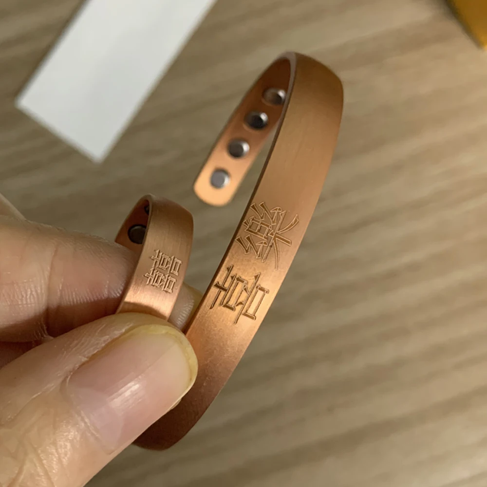 

Индивидуальные браслеты из чистой меди. Персонализированный логотип/имя/номер. Регулируемая открытая манжета индивидуальности