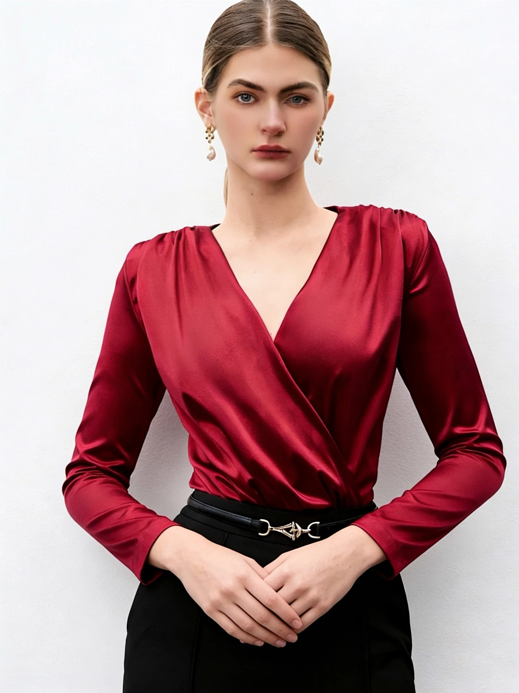 Chemise à enrouler en satin bordeaux pour femmes 2026 Nouveau col en V profond Manches longues Coupe ajustée Haut de fête de bureau
