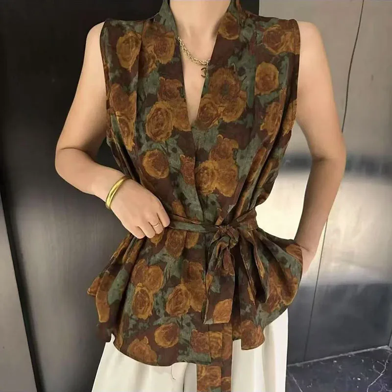 موضة الخامس الرقبة المطبوعة ضمادة ليوبارد قمصان الملابس النسائية 2025 صيف جديد فضفاض بلا أكمام شيك القمم مكتب سيدة البلوزات