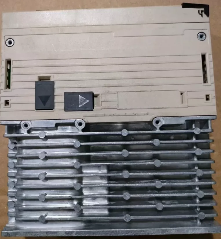 SGDV-2R8A11B002000 محرك سيرفو مستعمل SGDV 2R8A11B002000، شحن سريع