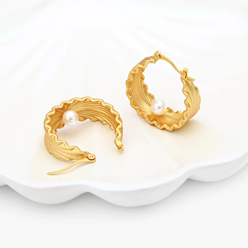 VAROLE U-Shape Leaf Huggie Earrings Pearl Brass Women Party Pendiente Boucle D'oreille Retro Luxury Geometric Jewelry