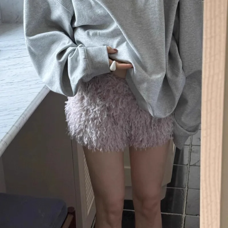 Pantaloncini in pile sfilacciato torta color crema per le donne Autunno Inverno Nuovo temperamento retrò Bordo in lana Pantaloncini minimalisti semplici e versatili