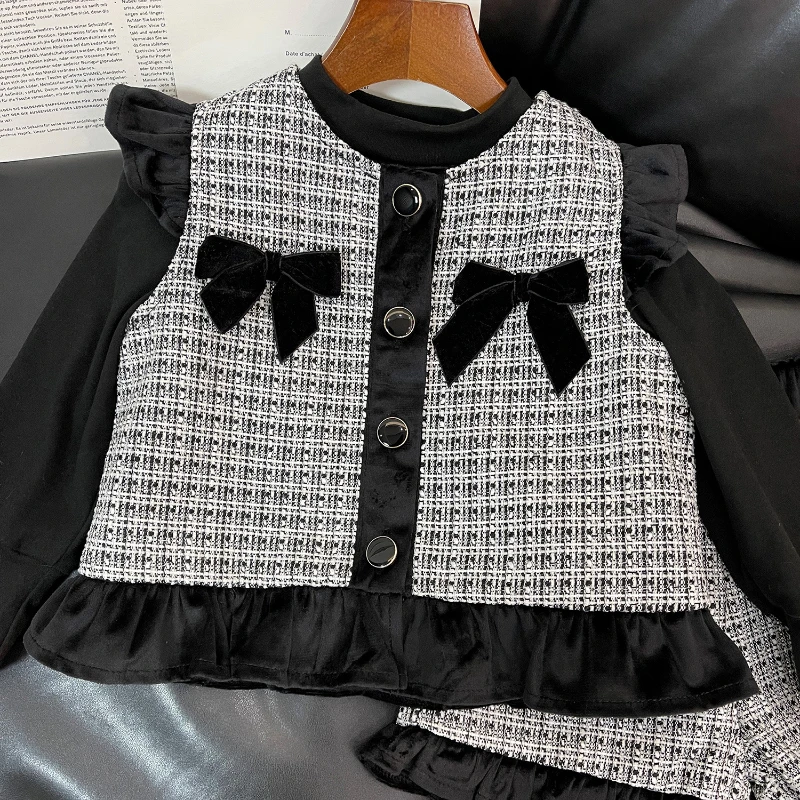 Girls\' Suit Autumn New  Girls\' Plaid Small Fragrance  Children\'s Sleeveless Top + Long-sleeved Base Shirt + Shorts 3pcs