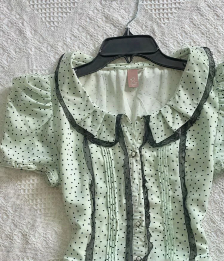 Süßes, sexy, schmal geschnittenes Patchwork-Polka-Dot-Rüschen-elegantes Puff-Kurzarm-Tops-Design, solider, abgestufter Minirock, 2-teiliges Set