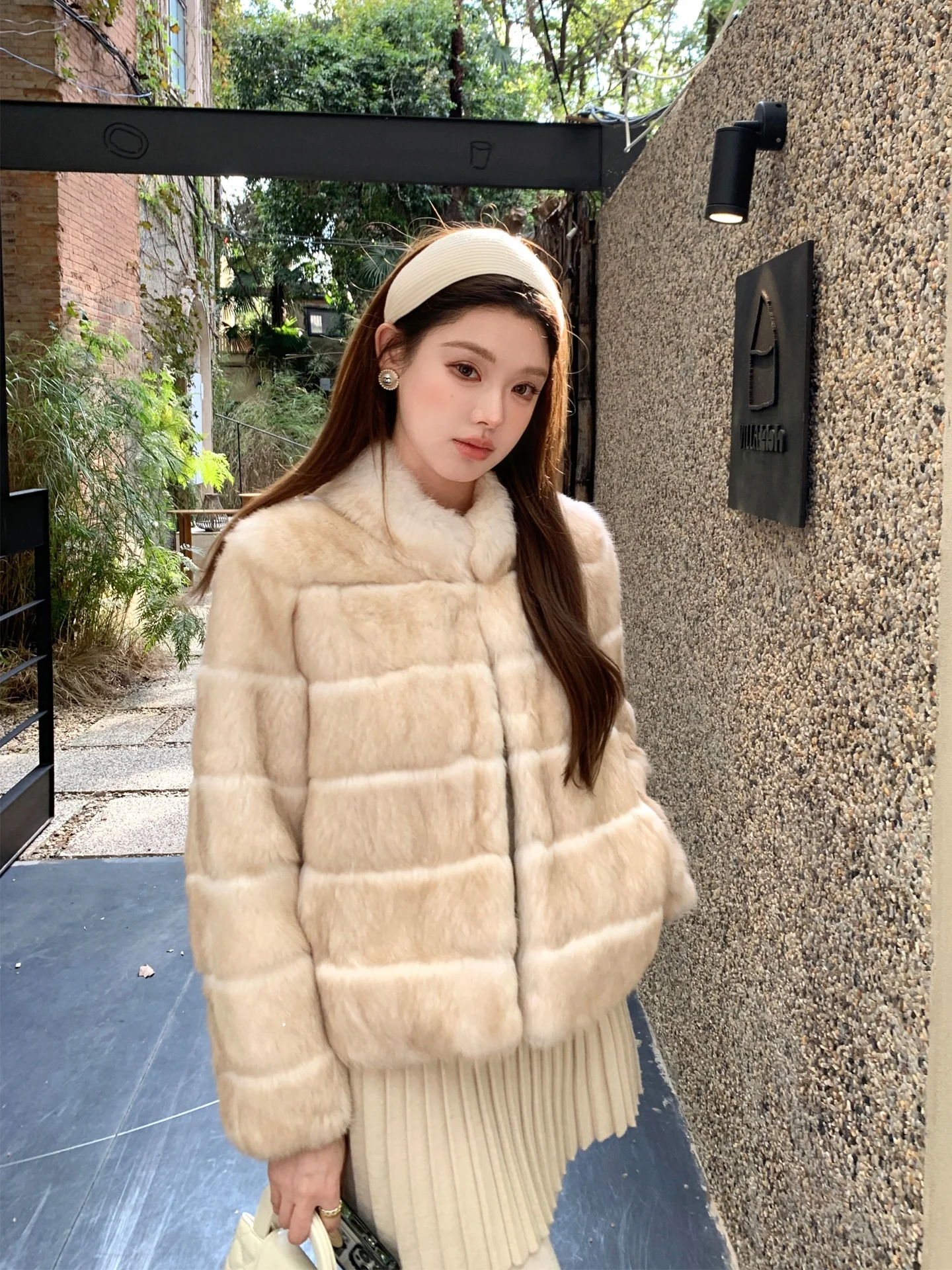 

Утепленная шуба из кроличьего меха с воротником-стойкой, теплая верхняя одежда для молодых женщин, короткая, с длинными рукавами, производство Китай