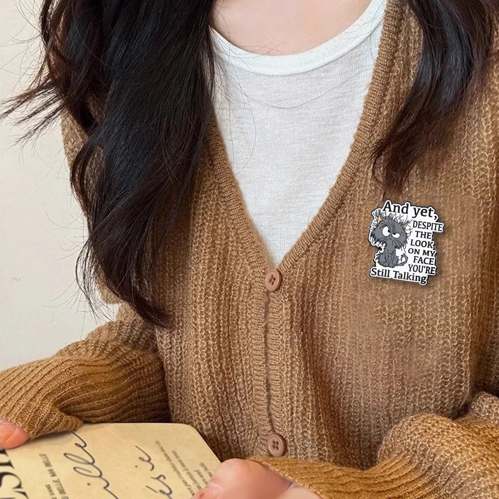 Lustige mürrische Katzen-Emaille-Pin „Trotz meines Gesichtsausdrucks redest du immer noch“ Brosche Niedliche Katzen-Tier-Anstecknadel Geschenk für Rucksack – Detail 6