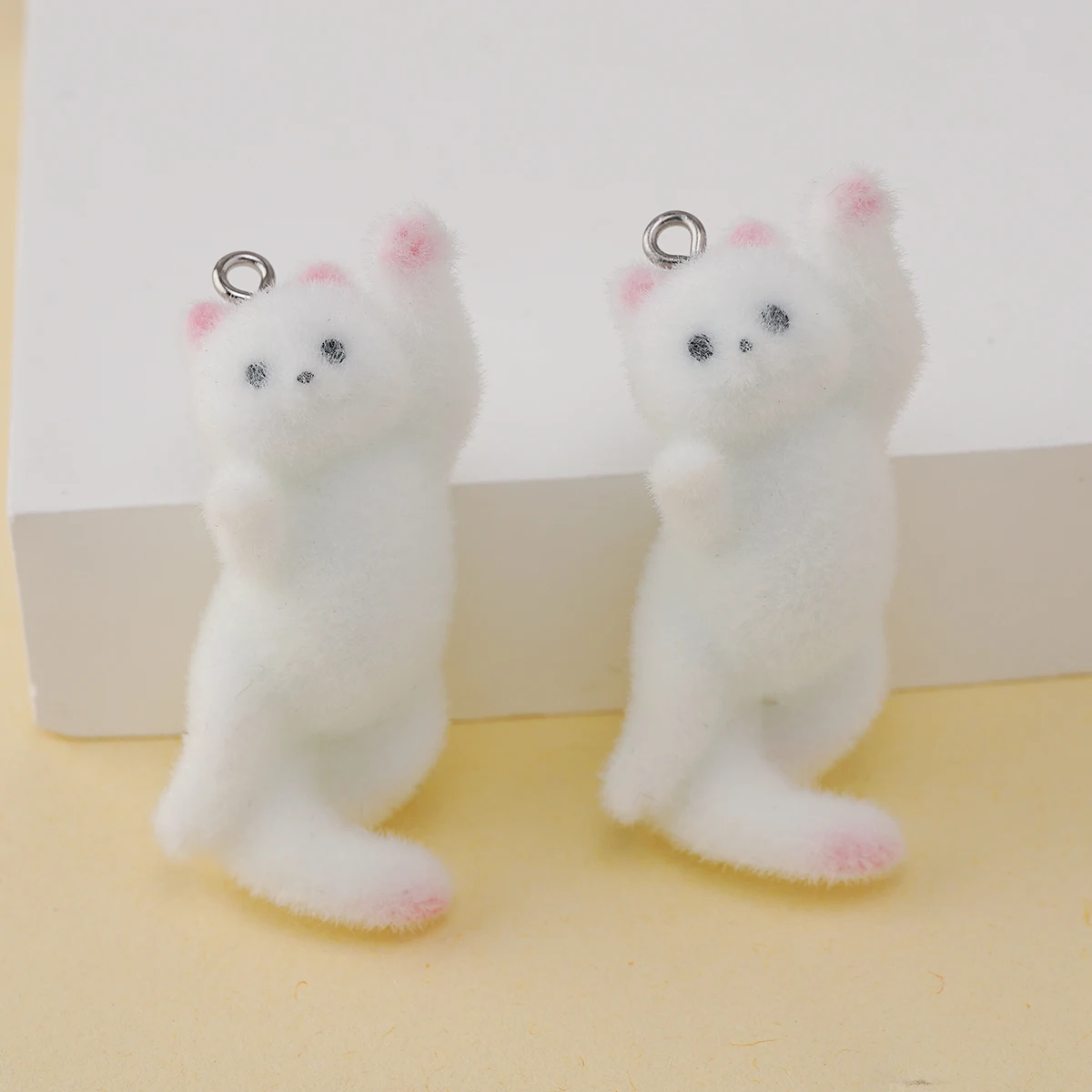 20pcs Resin Flocking Cartoon Cute White kitten Charms Resin Animal Cat Pendants for Keychains DIY crafts Make Jewelry fittings