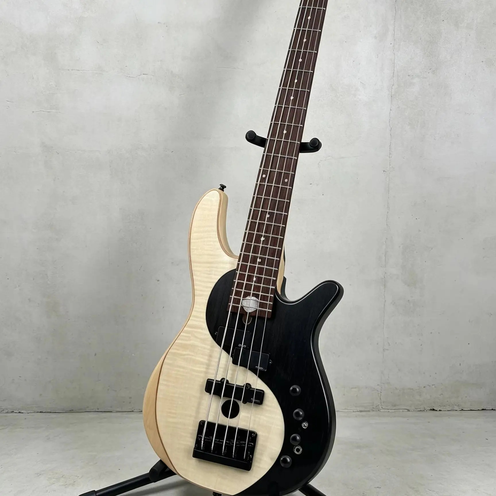 Electric Bass Guitar 5-String - Natural Wood Grain Glossy Body, Black Hardware Fittings. Suitable For Rock, Metal And Rhythm Music. Christmas Gift. Rose Warehouse In Stock. Free Delivery.