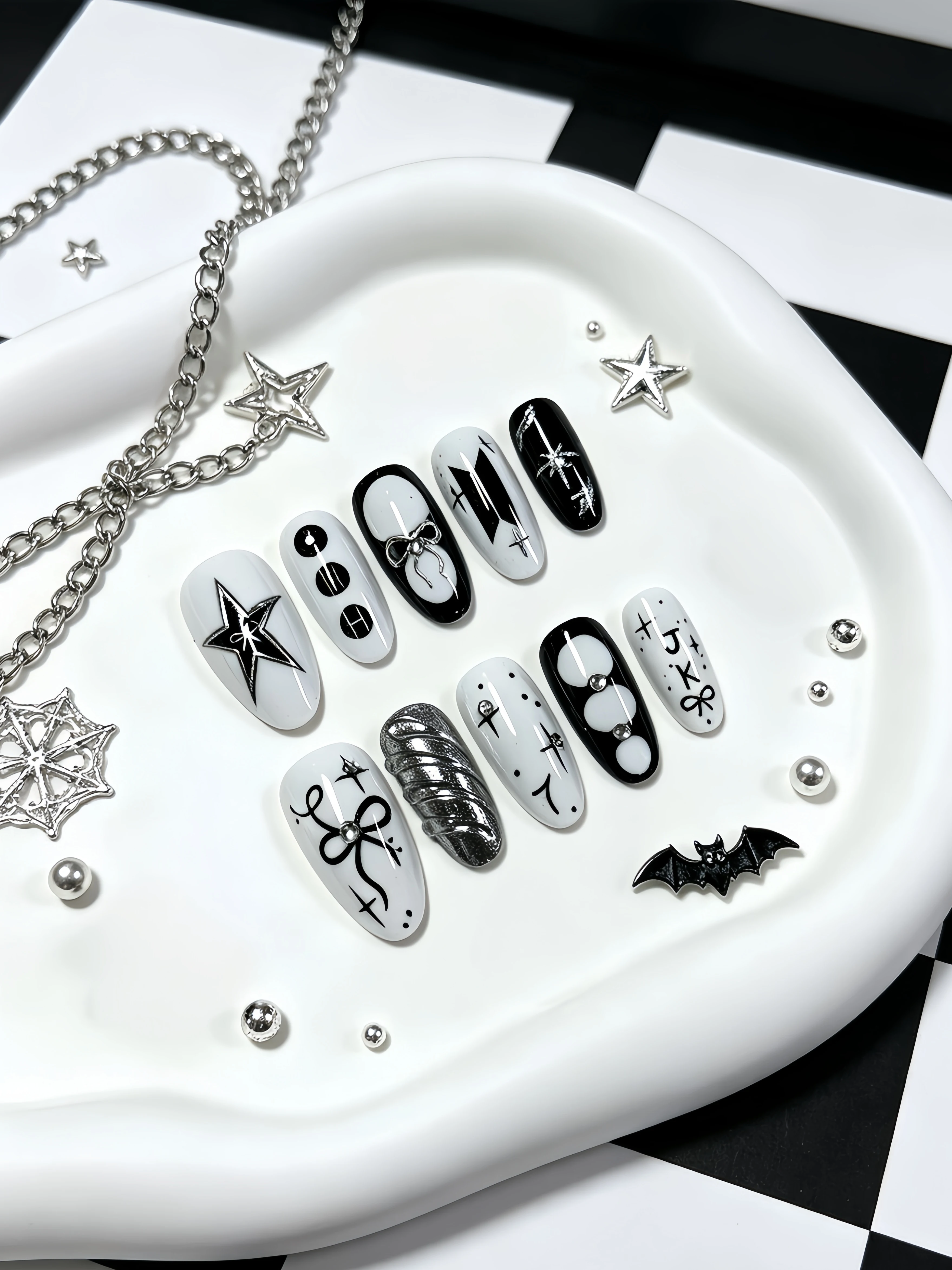 10 faux ongles press-on de taille moyenne en forme d'amande, faux ongles en forme d'étoile contrastants noir et blanc, autocollants pour ongles peints à la main Y2K avec nœuds papillon doux et cool, style unique Spicy Girl, style Niche Dark Gothic Girl, faux ongles press-on pour Halloween et festivals de musique
