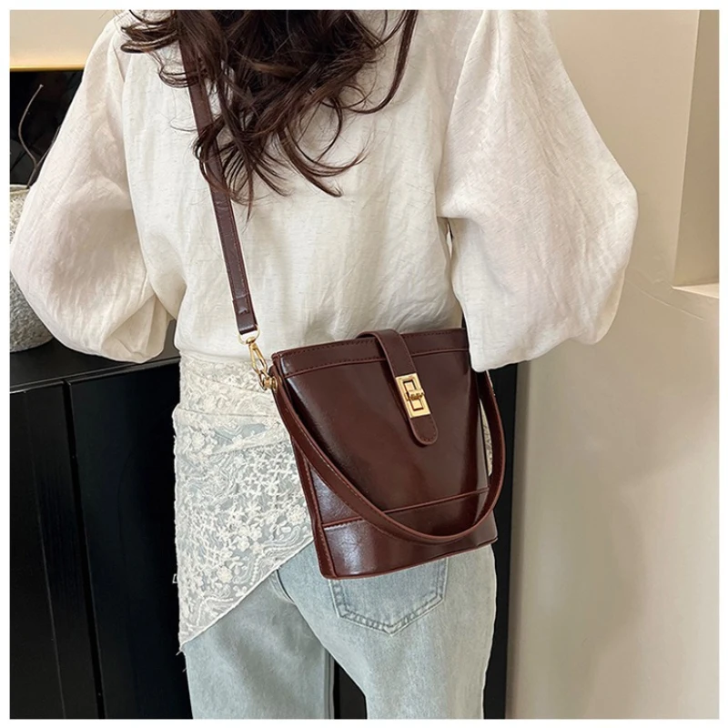 حقائب كتف صغيرة عبر الجسم للنساء 2025 الصيف بولي Leather جلد موضة امرأة حقيبة ساع حقائب اليد النسائية فتاة صغيرة دلو حقيبة