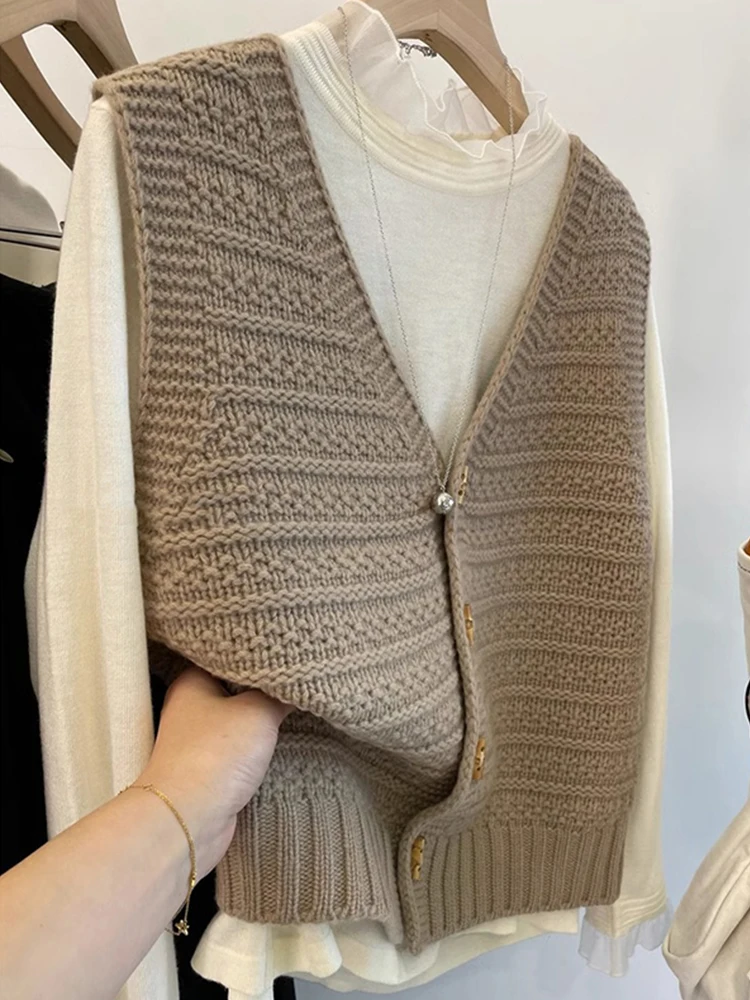 

Warm Retro V-Neck Knitted Vest Comfortable Slimming Layering Sleeveless Fashionable Top Sweater Versatile Commute Style