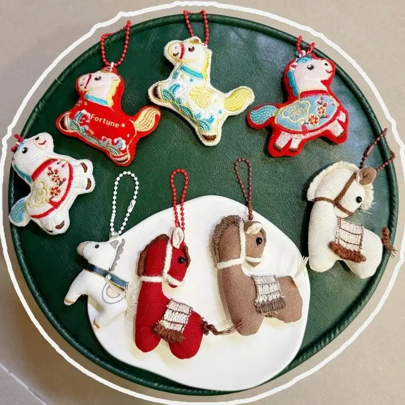 Anno del cavallo Capodanno Ornamento festivo per bambola Stile cinese Pony Zodiaco Ornamento Portachiavi con ciondolo per zainetto