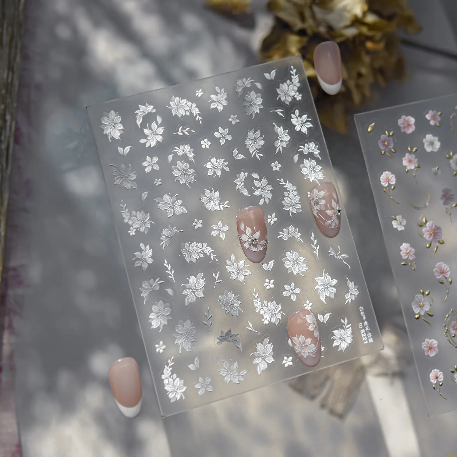 Naklejki 3D na paznokcie Luksusowe, pozłacane naklejki z kwiatami kameli, wykwintne białe kwiaty, samoprzylepne ozdoby do paznokci