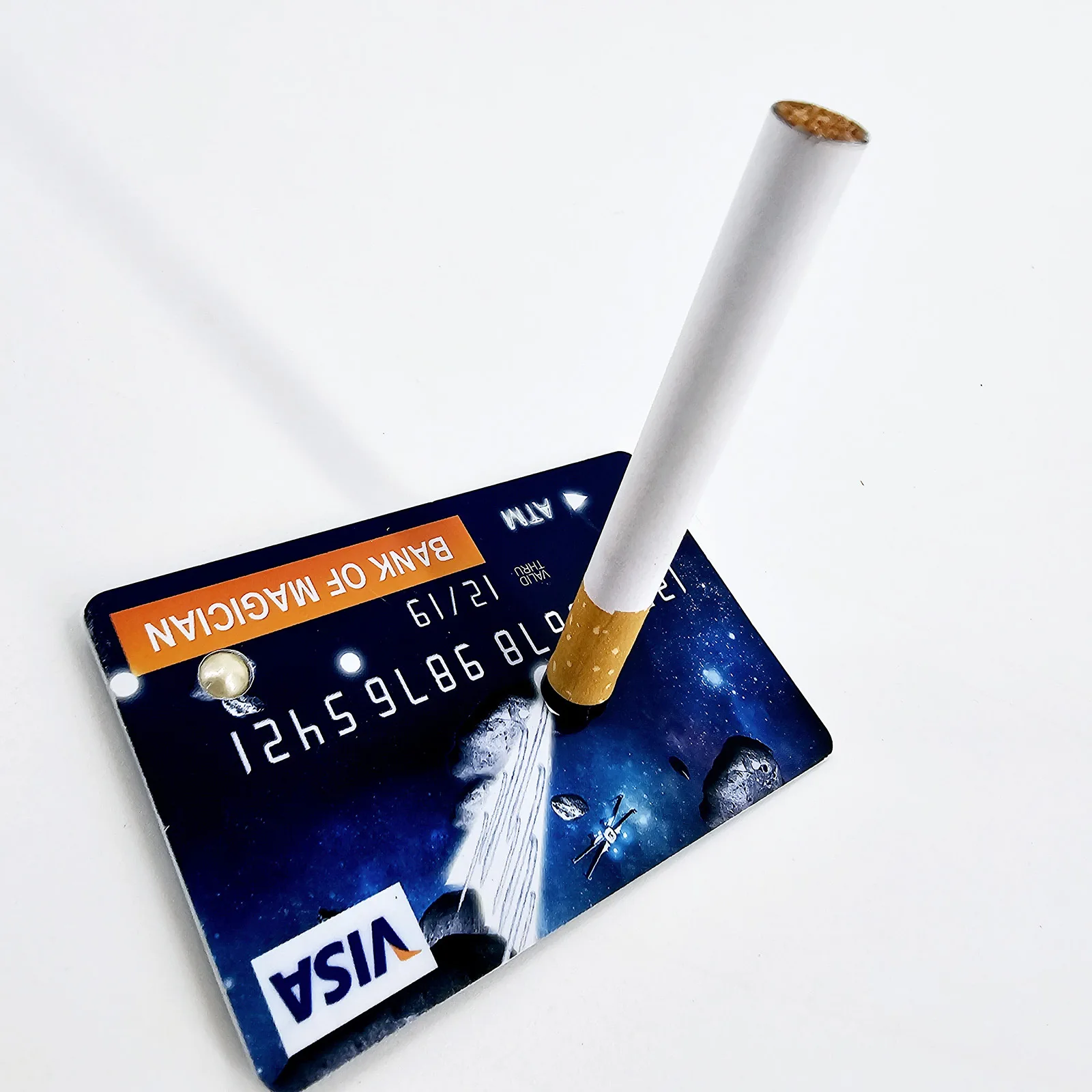Carte di credito Sigarette galleggianti Trucchi magici Sospendere carte di credito Primo piano Oggetti di scena Illusione professionale Spettacoli per adulti