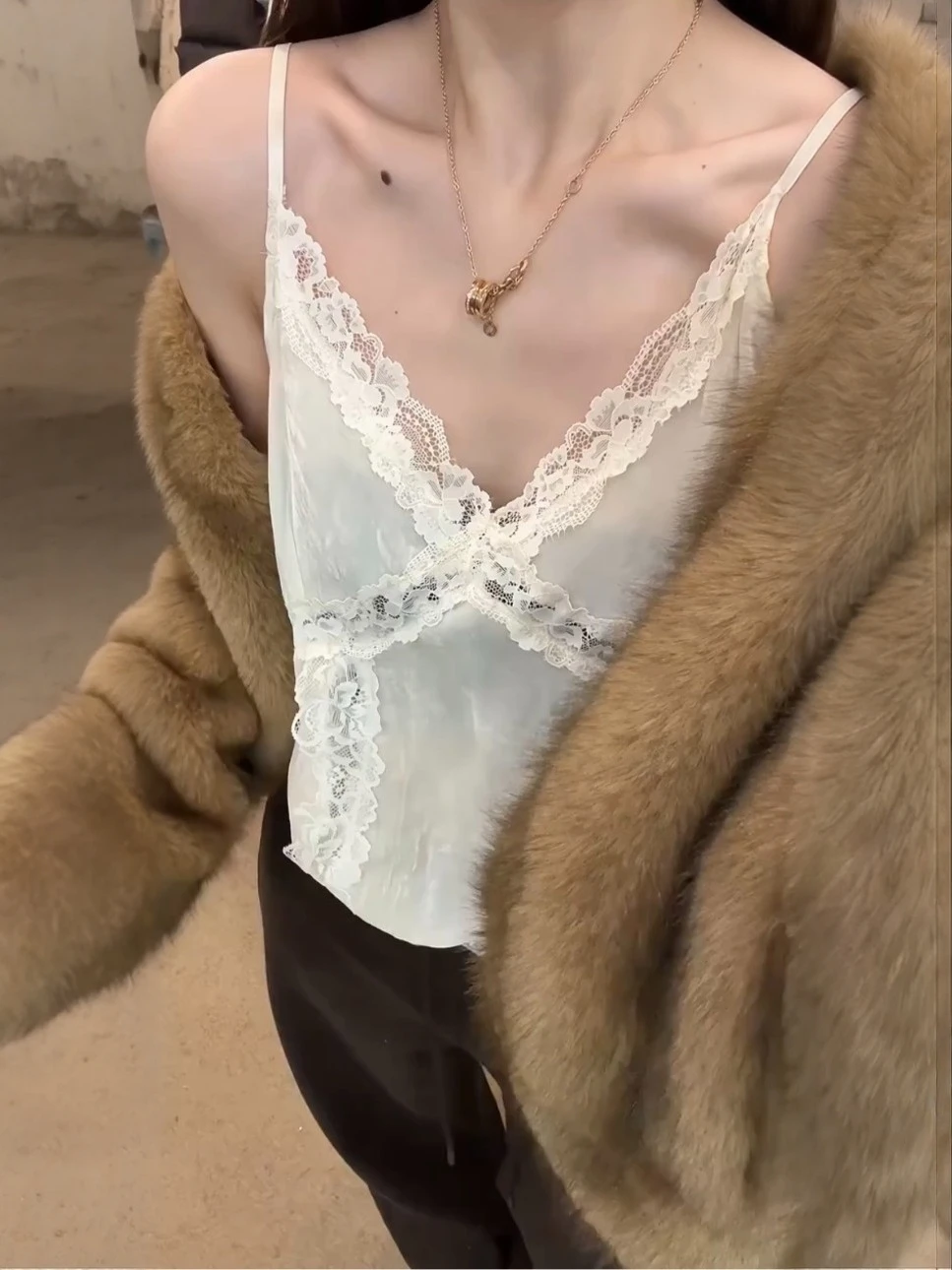 

Женская вельветовая майка с кружевной отделкой и вырезом V-образной формы, облегающая, для ранней весны, повседневная, базовая, для ношения под одеждой